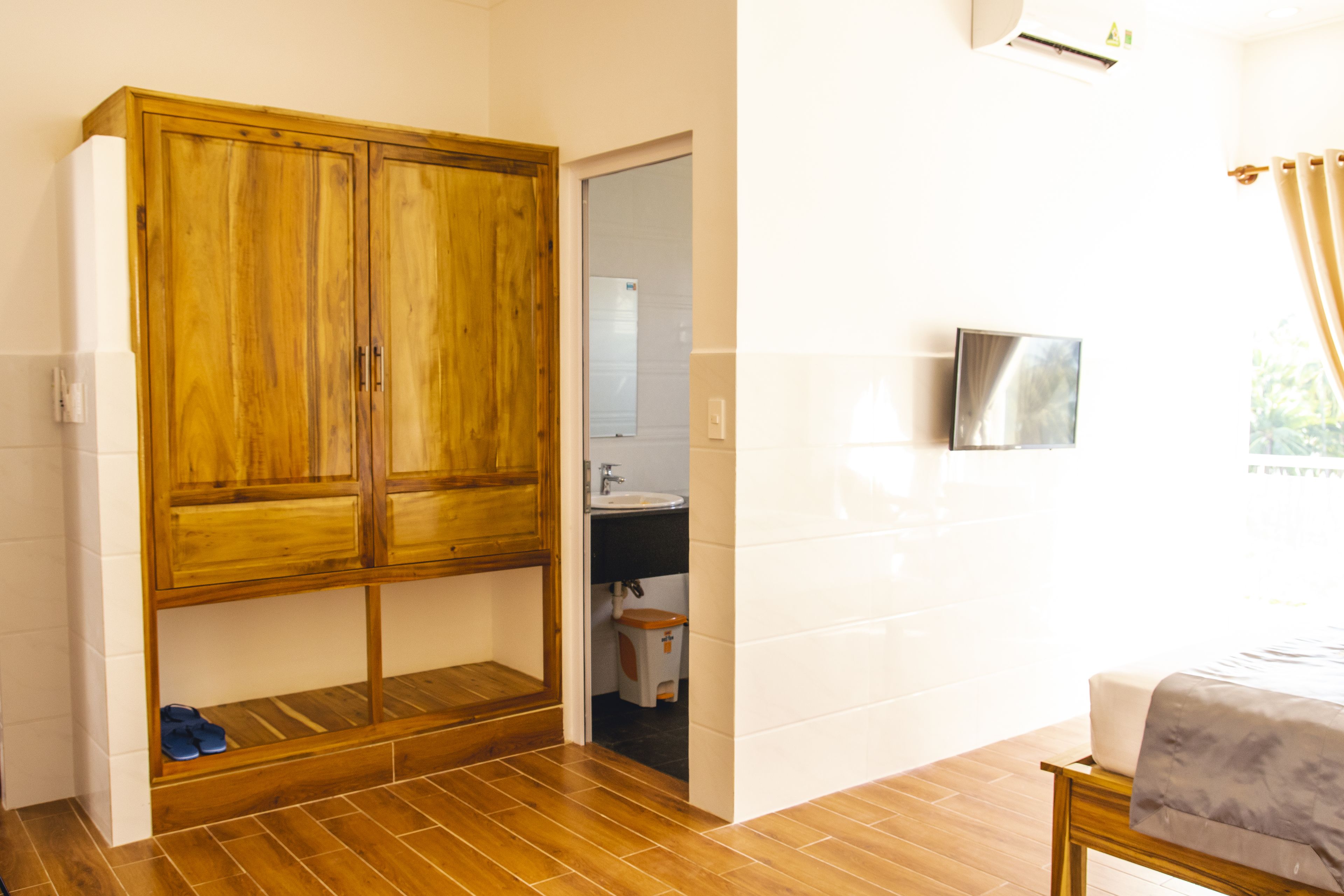 deluxe room, 1 queen bed, balcony, sea view | bathroom | shower, rainfall showerhead, free toiletries, hair dryer