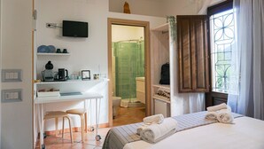 Dobbeltrom – classic, 1 queensize-seng, privat bad, hageutsikt | Dundyner, minibar, skrivebord og lydisolert