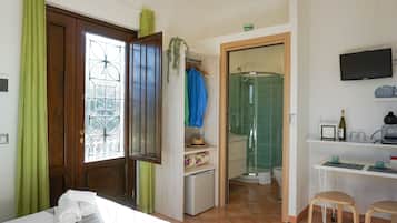 Quarto casal clássico, 1 cama Queen, banheiro privativo, vista para o jardim | Edredons de pluma, frigobar, escrivaninha, quartos à prova de som