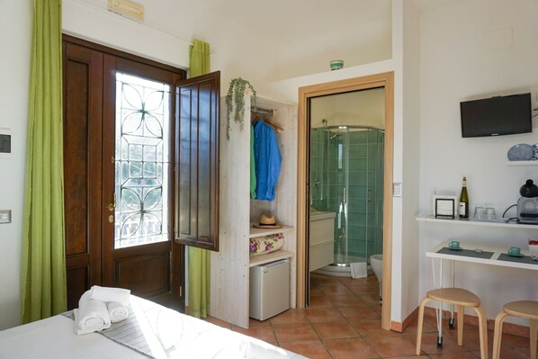 Habitación doble clásica, 1 cama Queen size, baño privado, vista al jardín | Edredón, minibar, escritorio y insonorización 