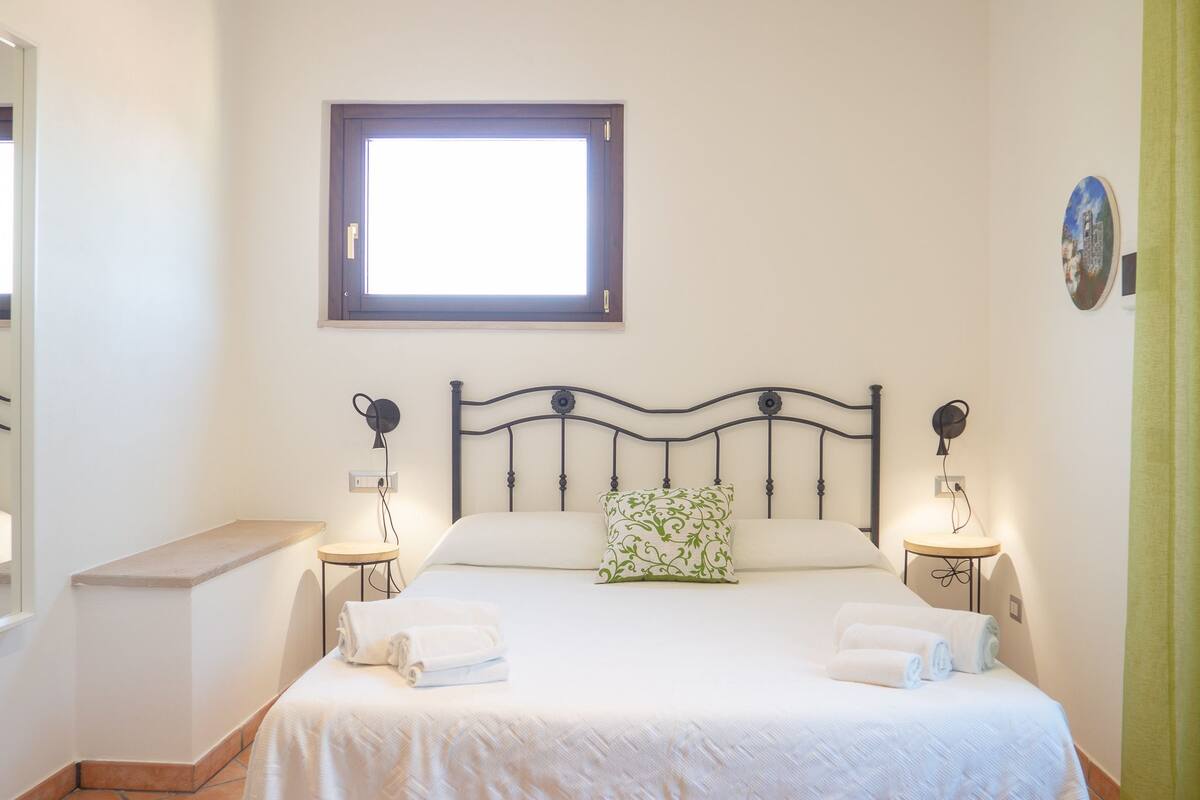 Classic-Doppelzimmer, 1 Queen-Bett, eigenes Bad, Gartenblick | Daunenbettdecken, Minibar, Schreibtisch, schallisolierte Zimmer