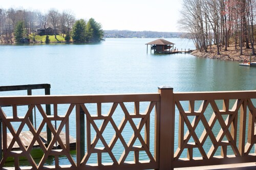 Waterfront rustic Cabin close to Bridgewater in the best cove on the lake!