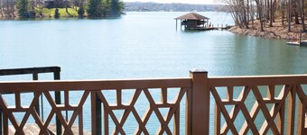 Waterfront rustic Cabin close to Bridgewater in the best cove on the lake!