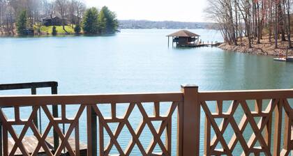 Waterfront rustic Cabin close to Bridgewater in the best cove on the lake!