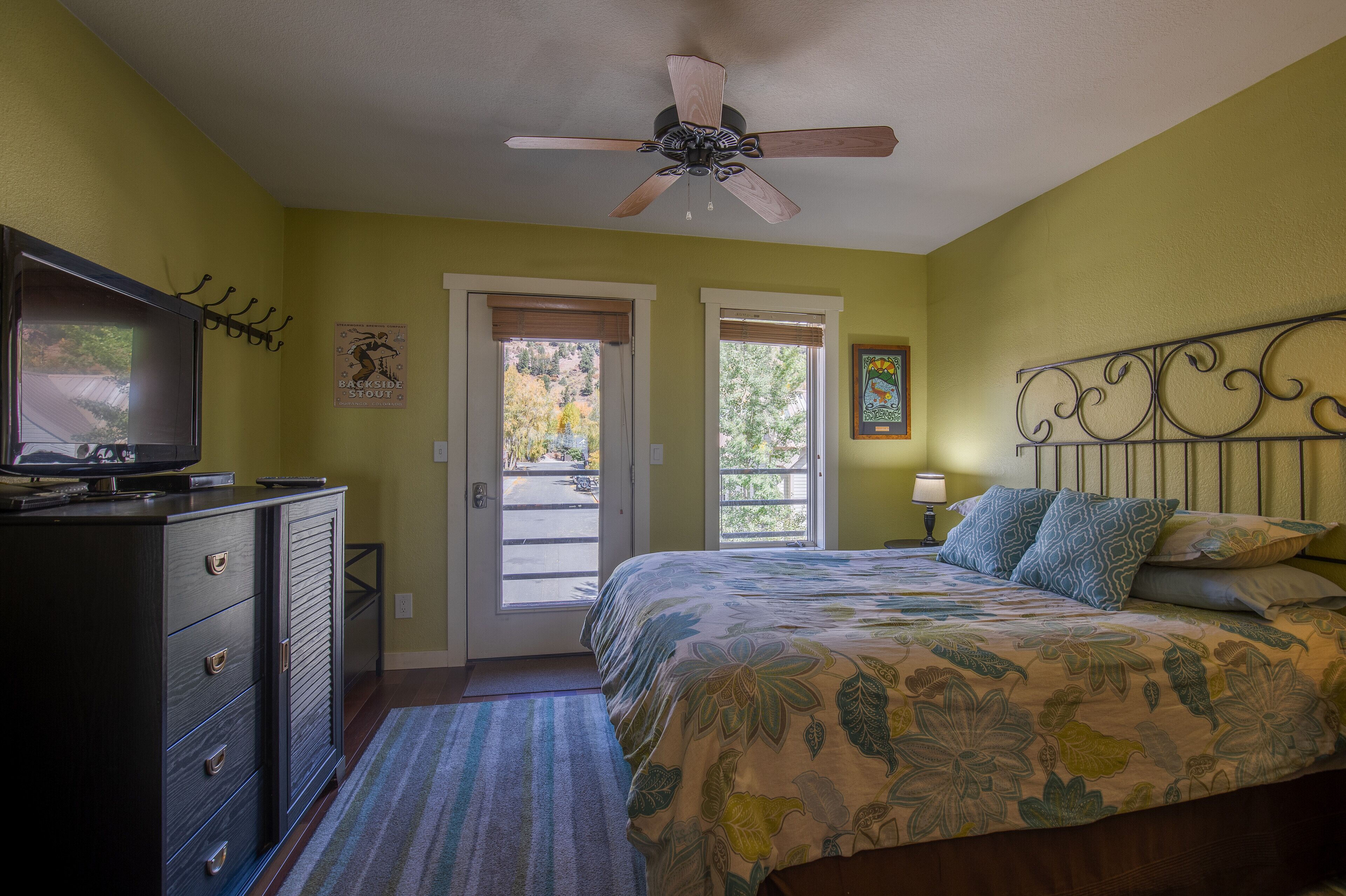 Balcony,Walk to Dining/Shopping, Steps to Chair Lift, Saline Pool/Hot tub