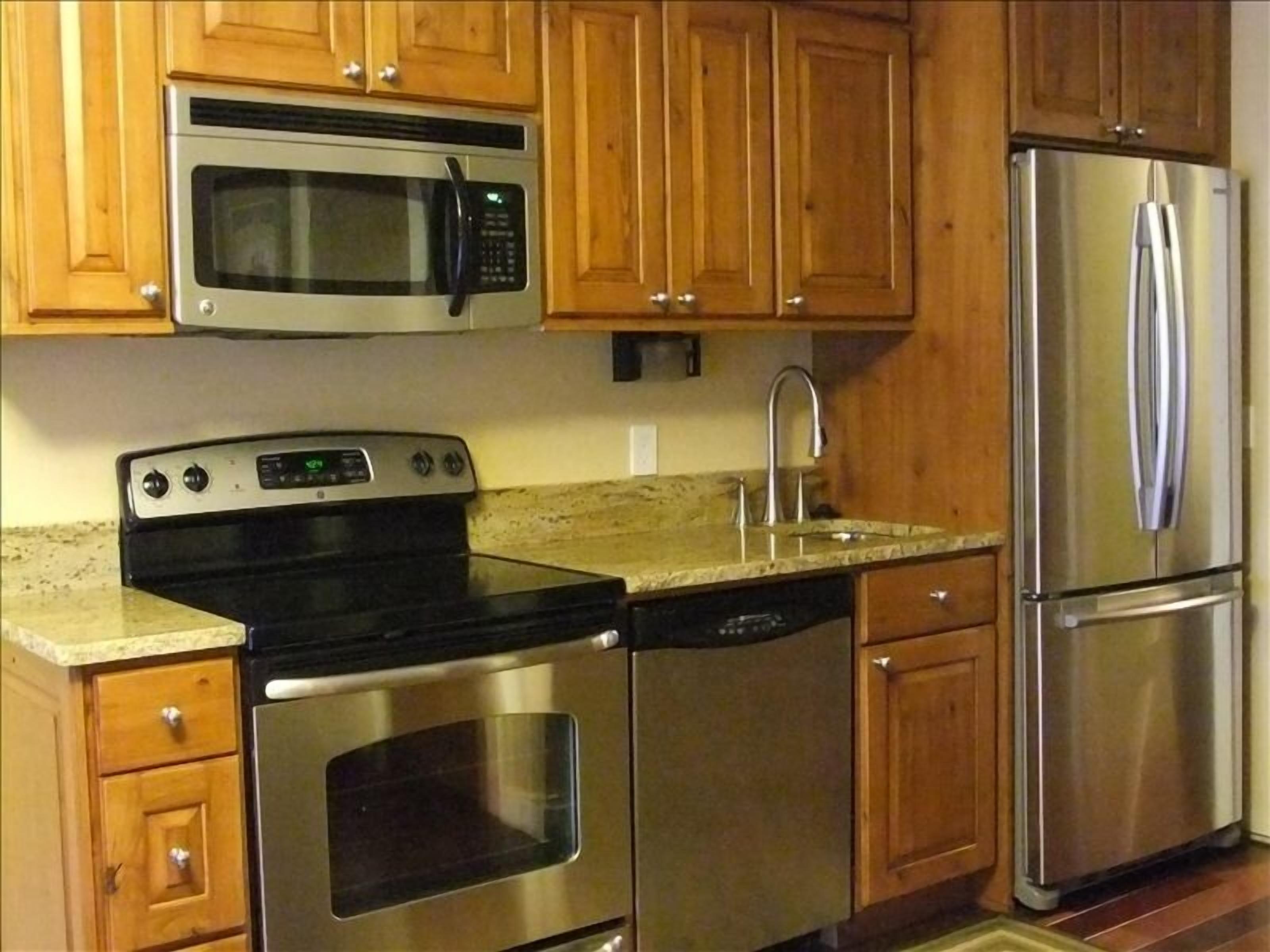 Balcony,Walk to Dining/Shopping, Steps to Chair Lift, Saline Pool/Hot tub