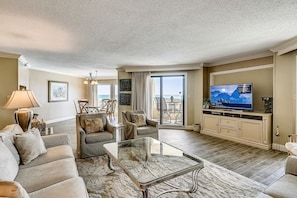 コンドミニアム 3 ベッドルーム | リビング エリア | 30 インチのテレビ (ケーブル放送視聴可)