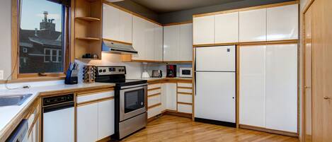 House, 4 Bedrooms | Private kitchen | Electric kettle