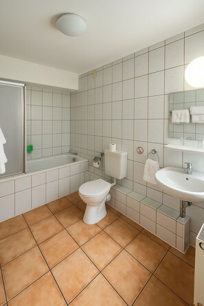 122 Apartment Madrid | Kylpyhuone | Suihku, ilmaiset hygieniatuotteet, hiustenkuivaaja, pyyhkeet
