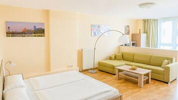 Caja fuerte, escritorio, tabla de planchar con plancha y cunas gratuitas