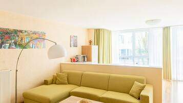 Apartamento, 2 habitaciones | Caja fuerte, escritorio, tabla de planchar con plancha y cunas gratuitas