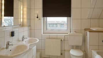 Dusj, toalettartikler (inkludert), hårføner og håndklær