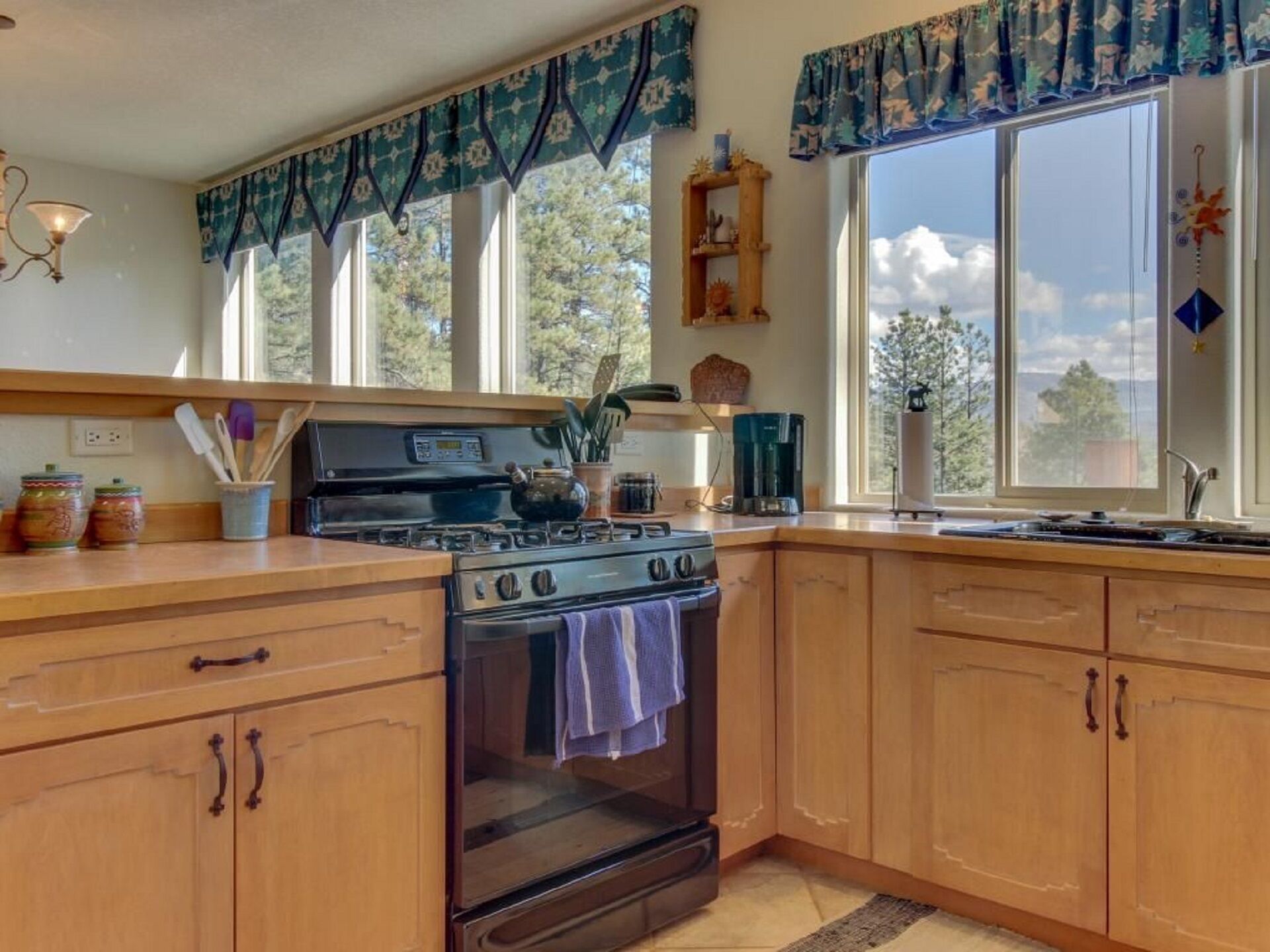 Southwestern Adobe with Extraordinary Mountain Views