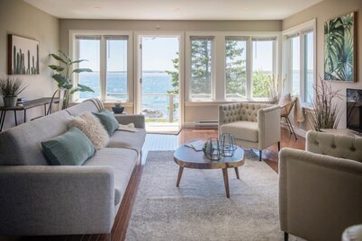 Cosy Oceanfront Cottage - Hot Tub  and Sauna