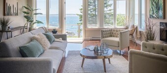 Cosy Oceanfront Cottage - Hot Tub and Sauna