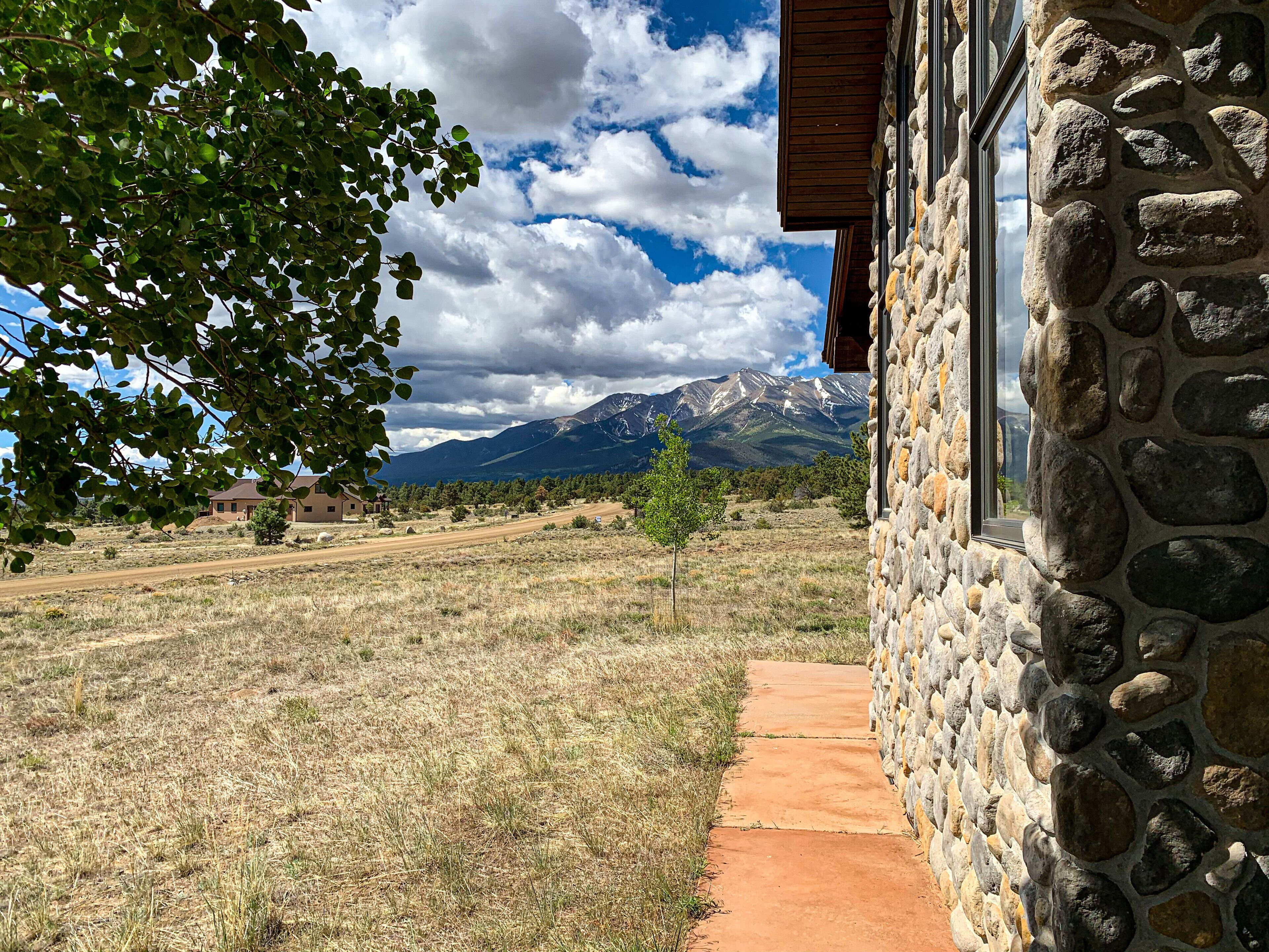 Peaceful Mountain getaway, 3 bath, Spectacular views!  Coffee in the cupboard!