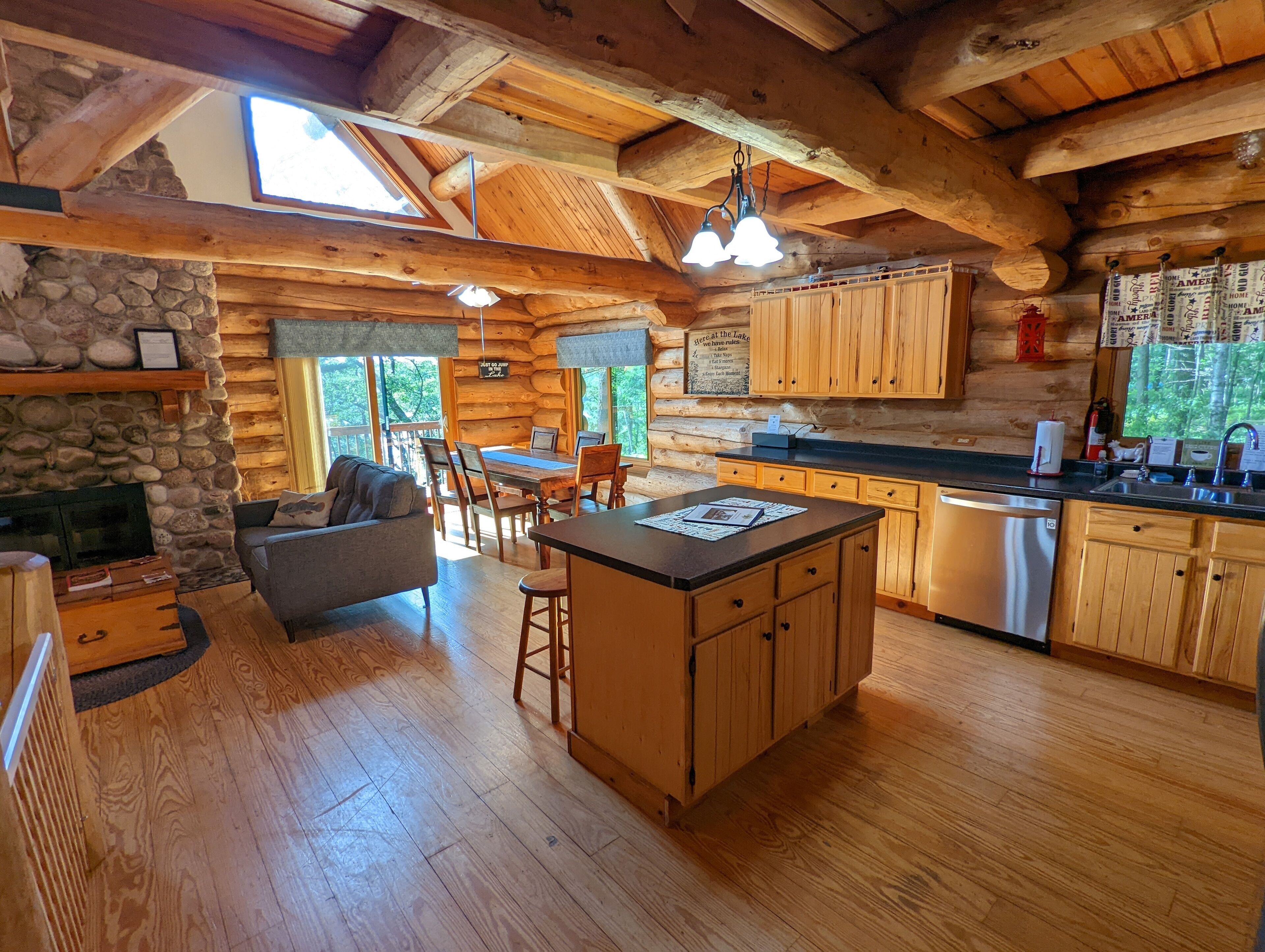 Rustic Full Log Home on quiet Lake Onland - Family and Pet Friendly
