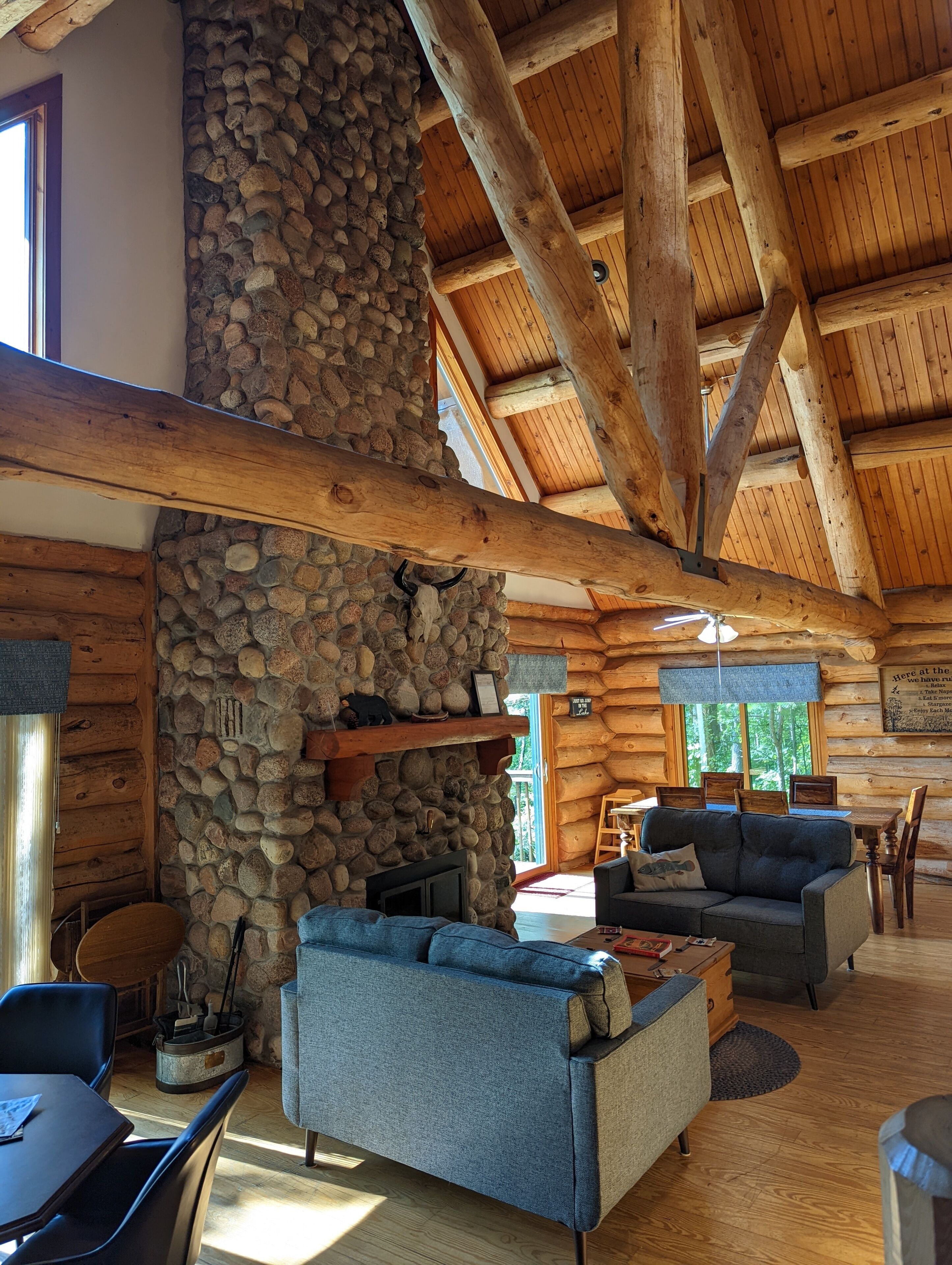 Rustic Full Log Home on quiet Lake Onland - Family and Pet Friendly