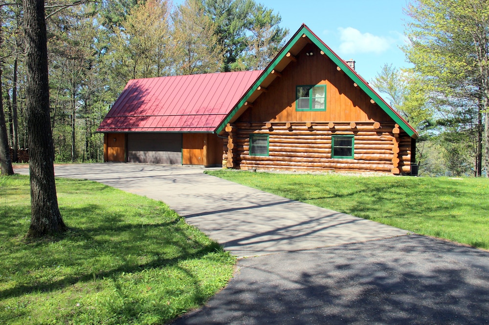 Rustic Full Log Home on quiet Lake Onland - Family and Pet Friendly
