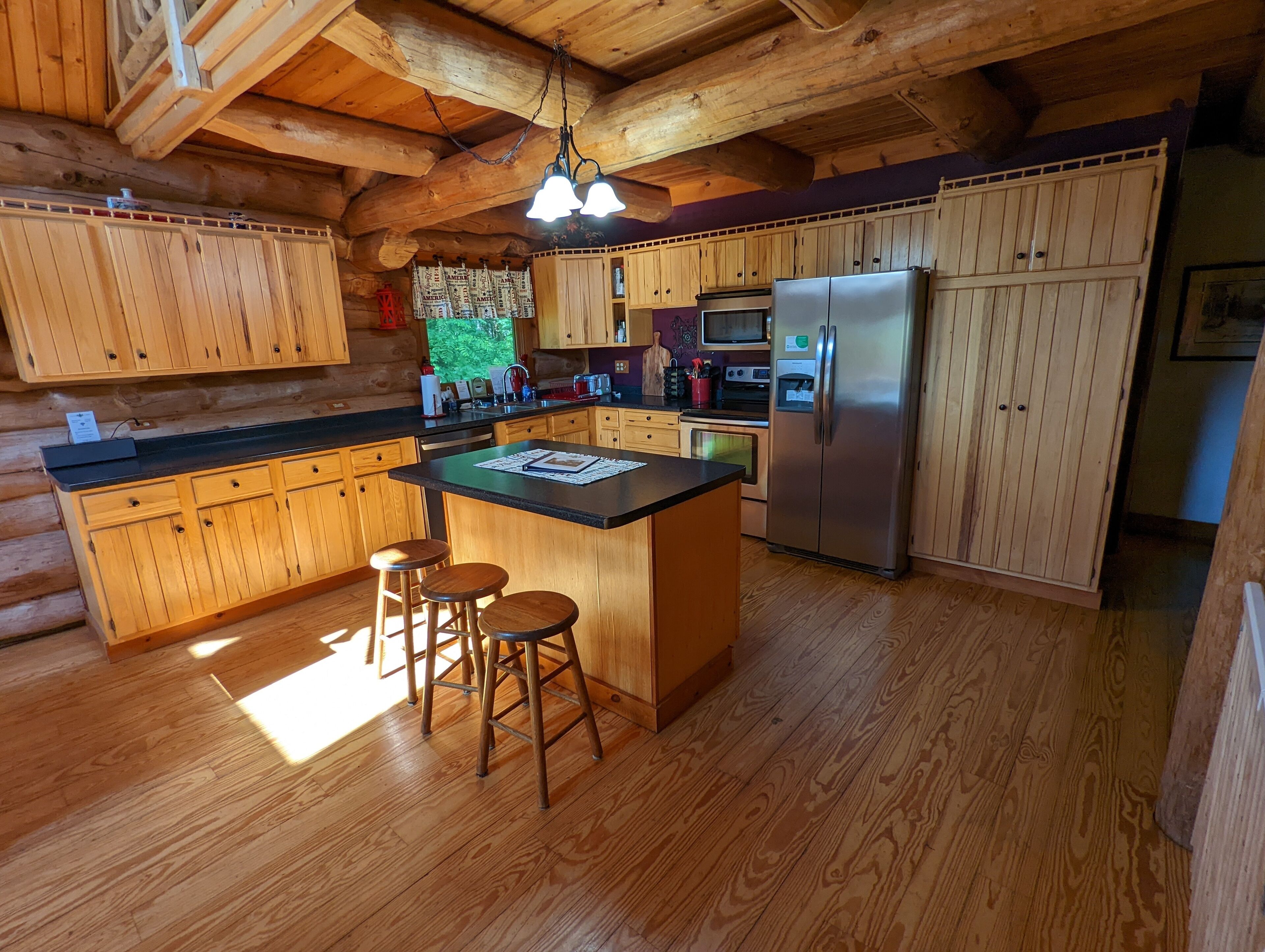 Rustic Full Log Home on quiet Lake Onland - Family and Pet Friendly