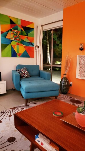 Een televisie, een open haard, videogames en een dvd-speler