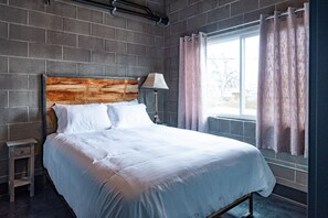 1 bedroom, internet, bed sheets - Nelson Inn - The Four Top, 202 (Sheridan)