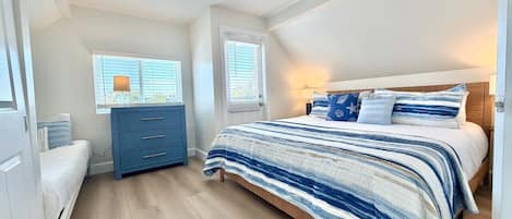 4 habitaciones, escritorio y tabla de planchar con plancha
