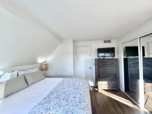 4 عدّة غرف نوم ومكتب ومكواة/لوح كي وسرير سفر