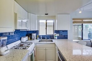 冷蔵庫、電子レンジ、オーブン、コンロ