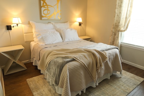 Lux 2 Bedroom 2.5 Bath / Dog Friendly 511A