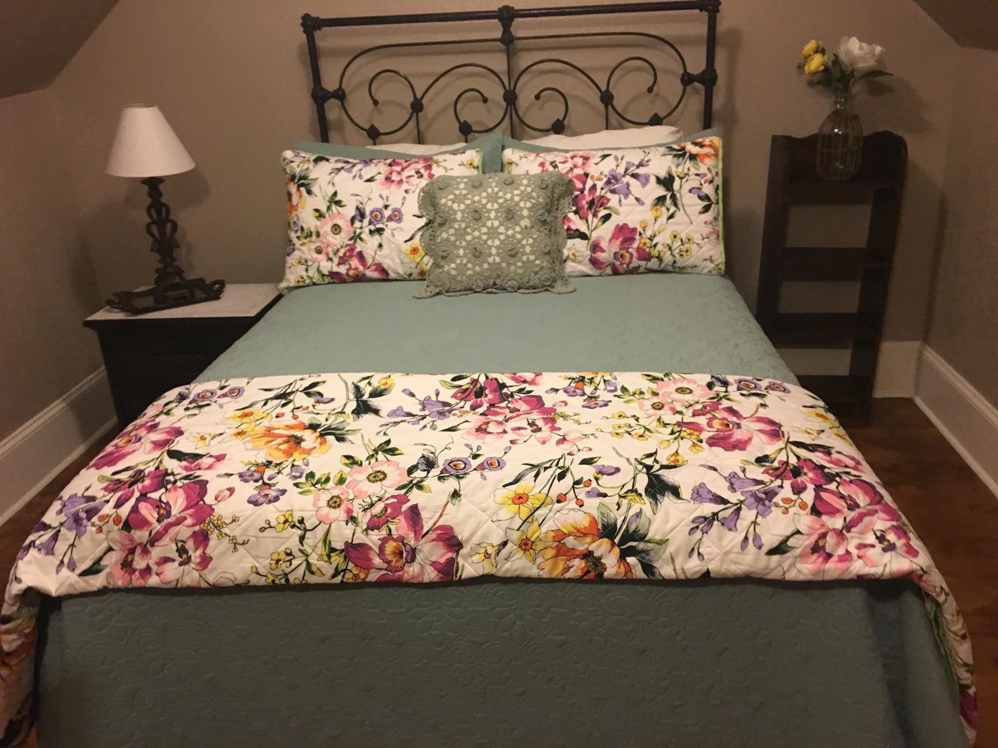 Best Kept Secret, restored 1901 Home/sleeps 10-12,Walk to Festivals, Car show 