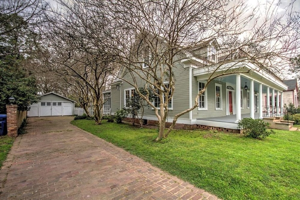Best Kept Secret, restored 1901 Home/sleeps 10-12,Walk to Festivals, Car show