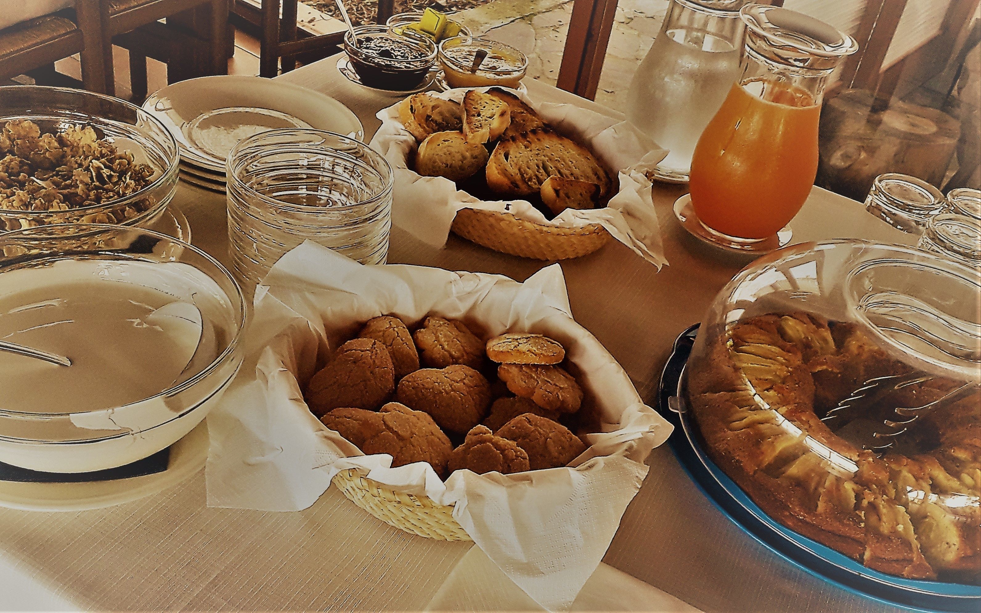 فطور من الأطباق المحلية مجانًا يوميًا