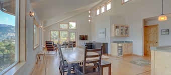 Hutson's Bridgeview **30 Day Minimum** 4 Bedroom Home by RedAwning
