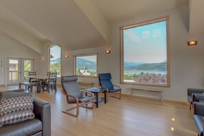 House, 4 Bedrooms | View from property - Hutson's Bridgeview **30 Day Minimum** 4 Bedroom Home by RedAwning (Hood River)