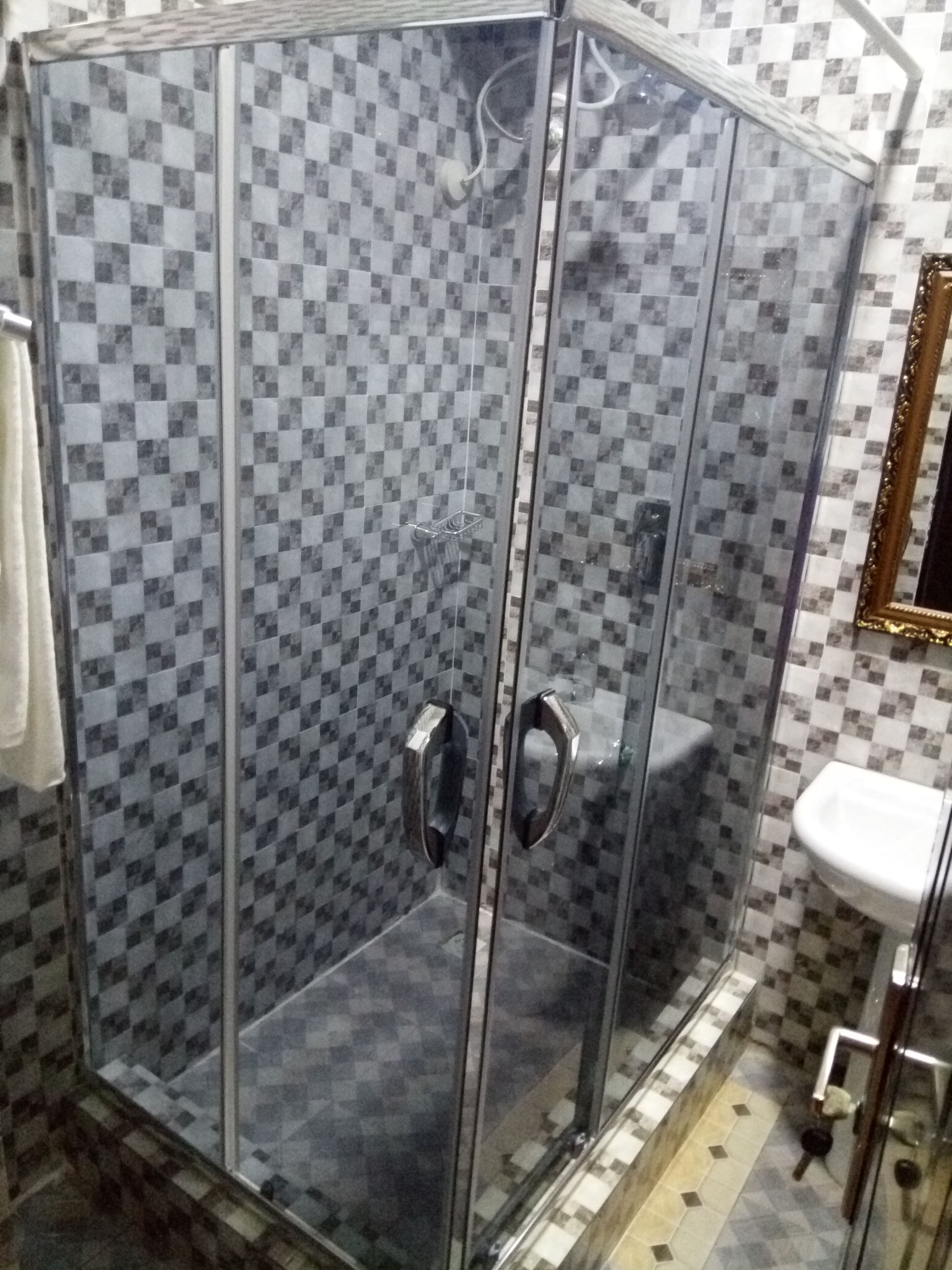 Colchones Tempur-Pedic, caja de seguridad en la habitación y escritorio 