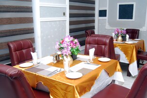 供应早餐、午餐和晚餐，本地与国际菜