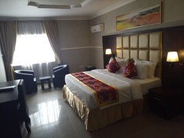 行政客房 | 泰普尔床垫、客房内保险箱、办公桌、遮光窗帘