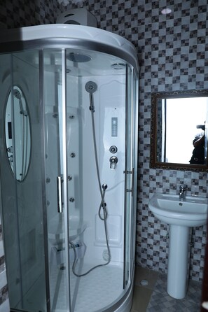 雨淋花灑、免費梳洗用品、風筒、浴袍