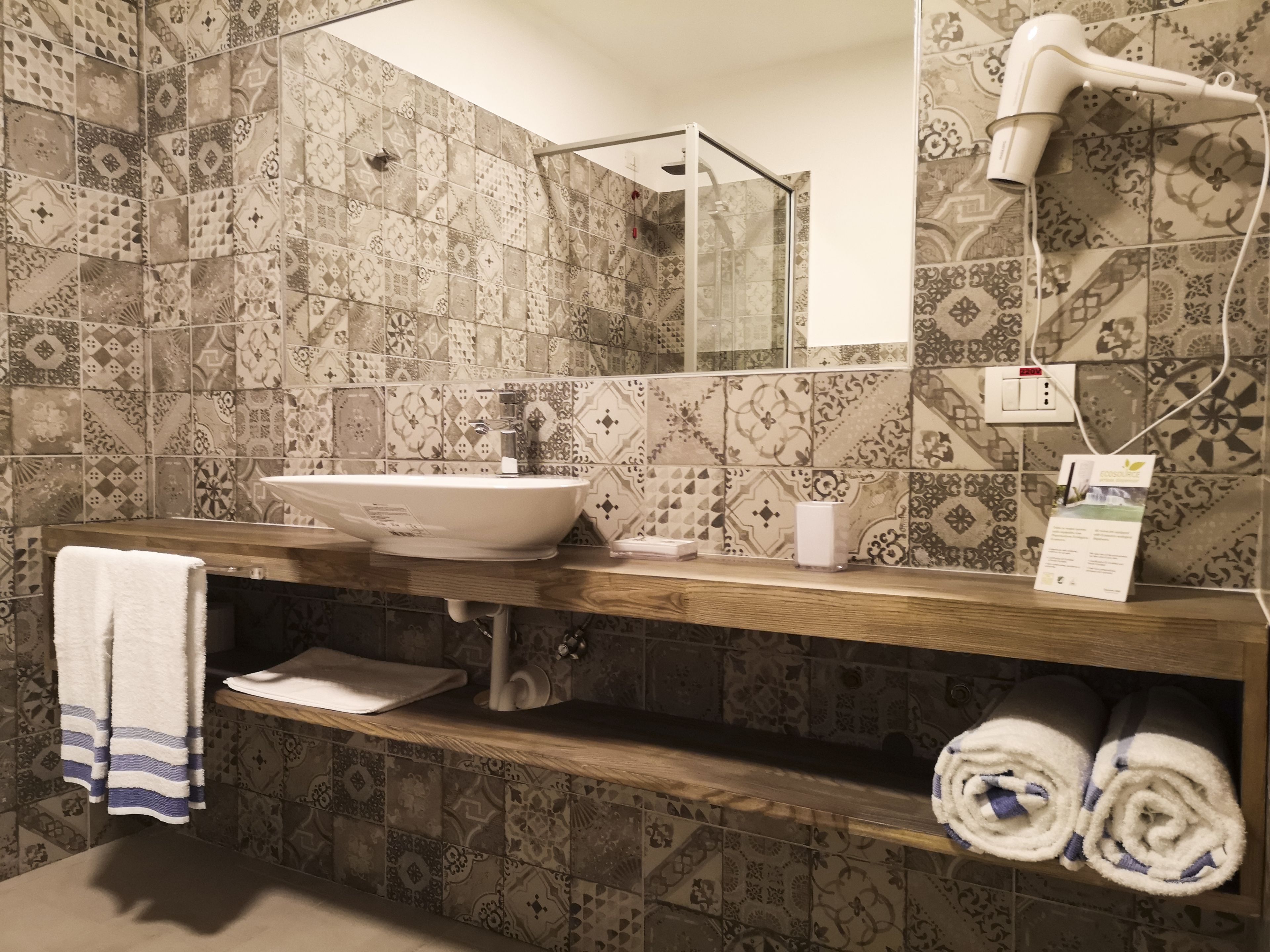 junior suite | bathroom | shower, free toiletries, towels