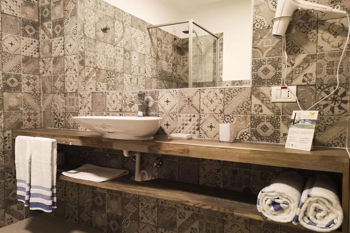 junior suite | bathroom | shower, free toiletries, towels