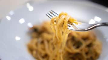 Close-up van spaghetti op een vork.