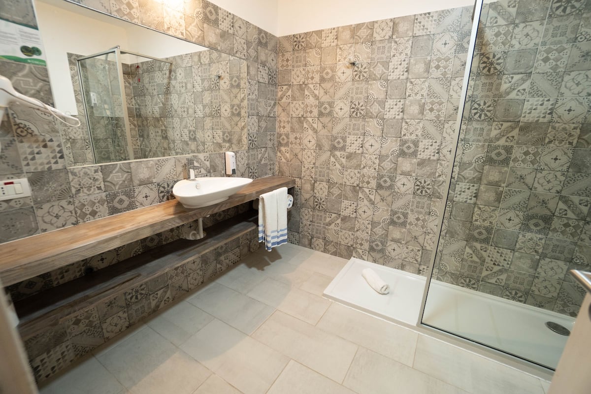 junior suite | bathroom | shower, free toiletries, towels