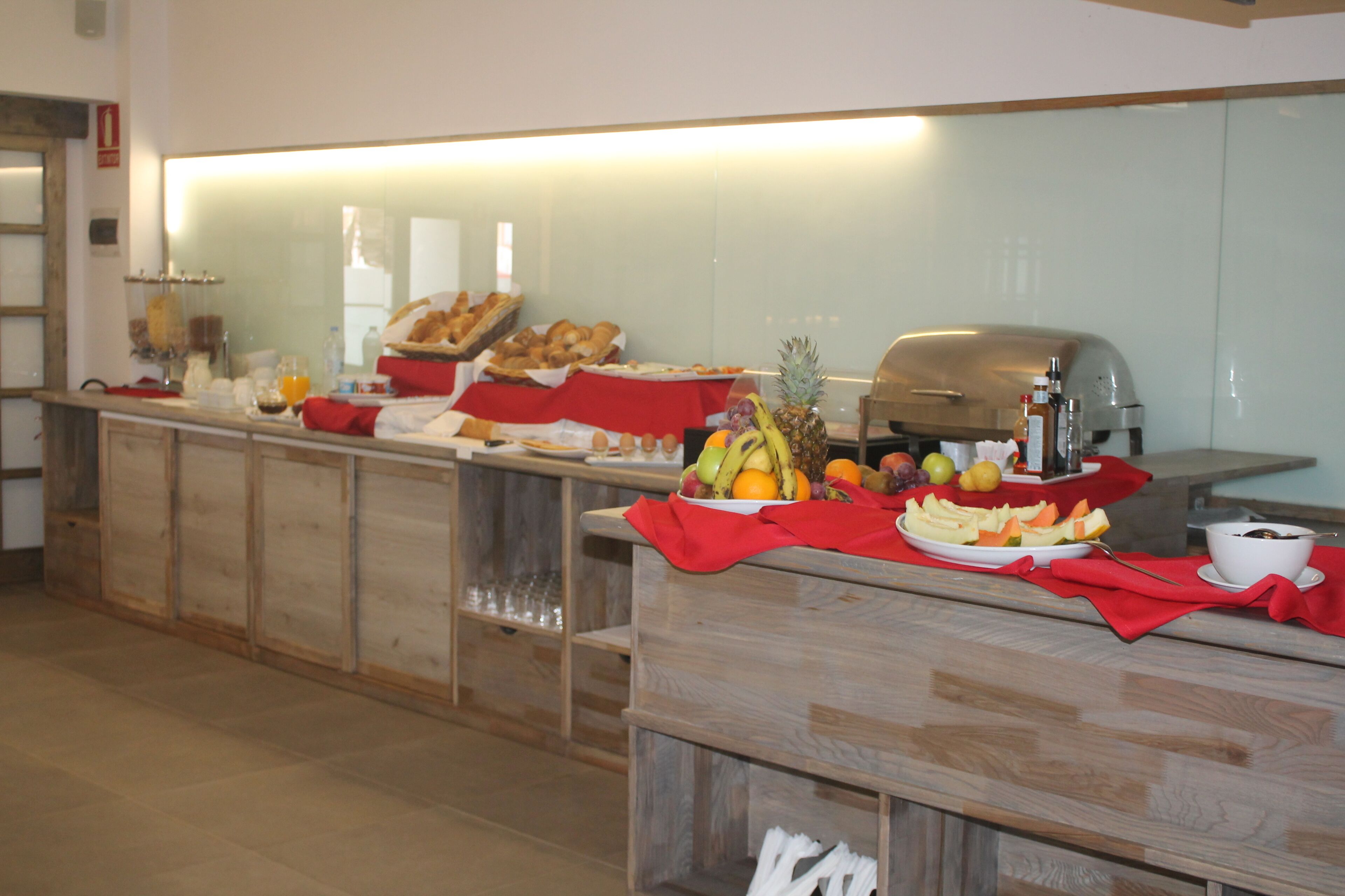 Café da manhã com buffet grátis todos os dias