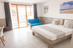 Deluxe Double Room | Minibar, in-room safe, desk, blackout drapes - Hotel Sobrado (Sal)