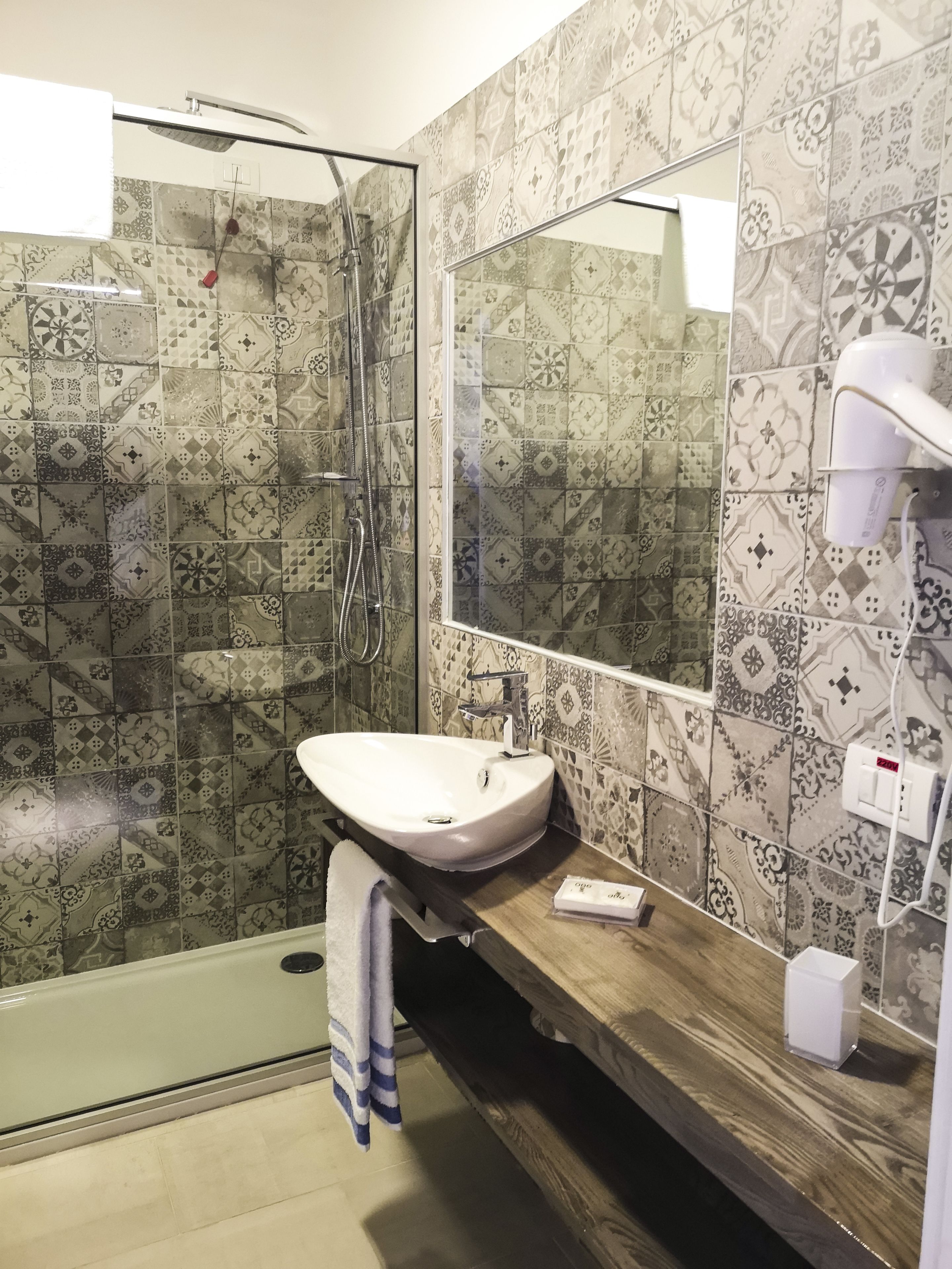 shower, free toiletries, towels