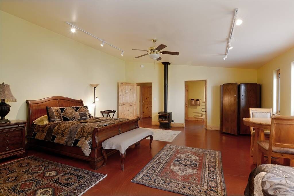 Scenic Southwest Style Mountain Retreat, Close to Santa Fe & Taos