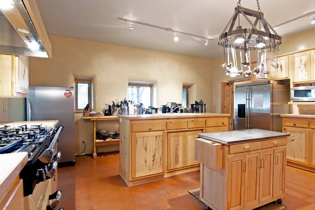 Scenic Southwest Style Mountain Retreat, Close to Santa Fe & Taos