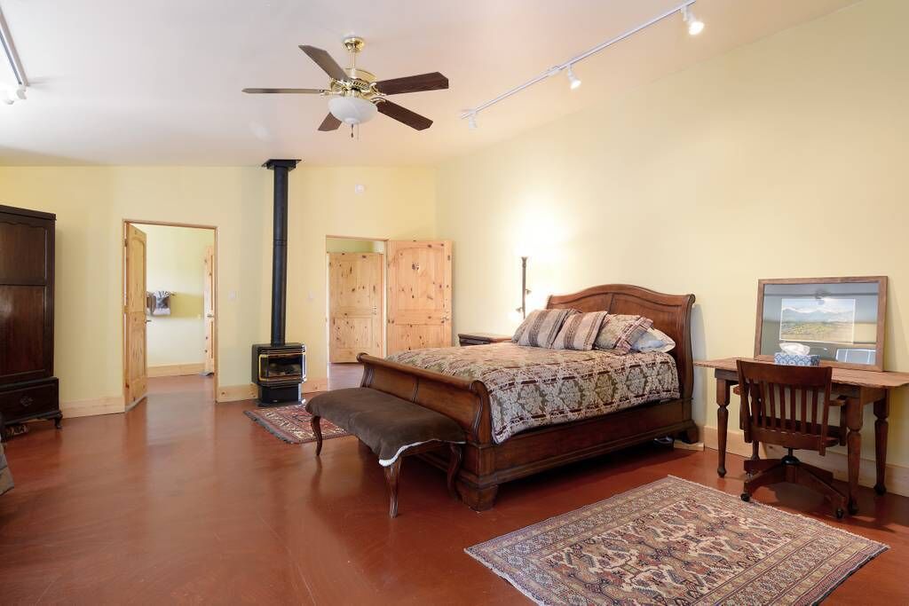 Scenic Southwest Style Mountain Retreat, Close to Santa Fe & Taos