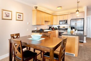 Dining - Oceanfront, Hot Tub, Pool - Pacific Rim Retreat (Lincoln City)